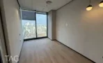 חדר עבודה עם רצפת פרקט וגופי תאורה תלויים במגדל אייקון