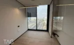 חדר פינתי במגדל אייקון עם נוף אל נתיבי איילון ומסילות הרכבת