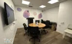 משרד להשכרה 210 מ״ר במגדל פלטינום, חדר ישיבות עם שולחן עגול ומסך על הקיר