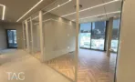 משרד מחולק לחדרים במגדל אייקון עם פרקט בדגם אדרה ומחיצות זכוכית