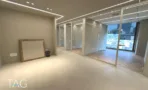 חלל פתוח עם פרקט בדגם אדרה ומחיצות זכוכית במשרד במגדל אייקון