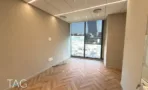 חדר עבודה עם פרקט בדגם אדרה ונוף עירוני במגדל אייקון