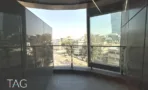 מרפסת מעוגלת עם מעקה מתכת במשרד במגדל אייקון