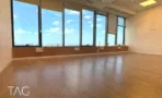 חלל ריק עם חלונות לאורך הקיר במגדל לוינשטיין תל אביב - תג נכסים