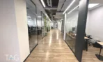 מסדרון ארוך עם חדרי זכוכית