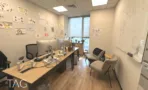 חדר צוות עם לוחות כתיבה