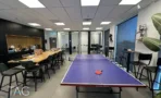 חלל משותף עם נישת עץ ושולחן פינג פונג במשרד 232 מ״ר במגדל אקרו