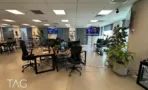 אופן ספייס עם עמדות עבודה ומסכים על הקיר במשרד 232 מ״ר במגדל אקרו