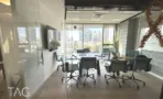 משרד להשכרה 372 מ״ר במגדלי אלון, חדר ישיבות עם מסך ונוף עירוני מהחלונות