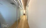 מסדרון ארוך במחיצות זכוכית