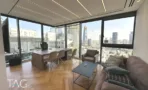 חדר מנהל עם שולחן, ספה ופרקט דגם אבן חן מול נוף פינתי