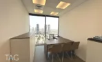 חדר עבודה עם שולחן, ארון ונוף העיר