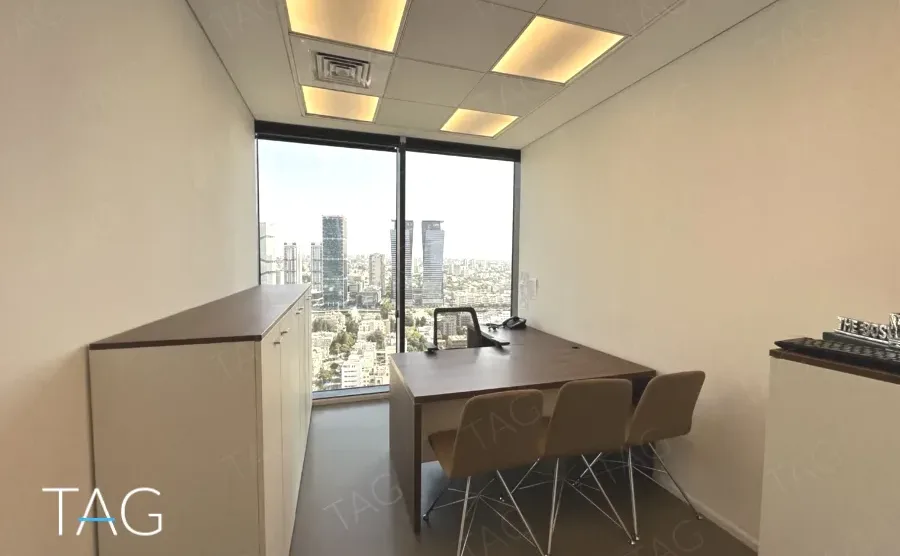 חדר עבודה עם שולחן, ארון ונוף העיר