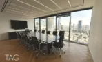 חדר ישיבות גדול עם שולחן ארוך, מסך ונוף פנורמי