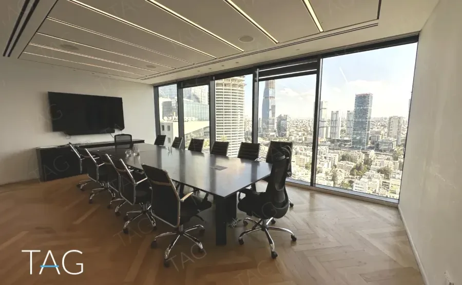 חדר ישיבות גדול עם שולחן ארוך, מסך ונוף פנורמי