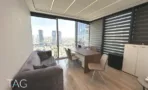 חדר עבודה עם ספה, שולחן ונוף העיר מהחלון