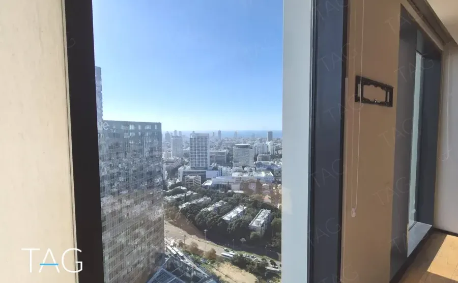 נוף לעיר ולים מהחלון במשרד 330 מ״ר במגדל רסיטל