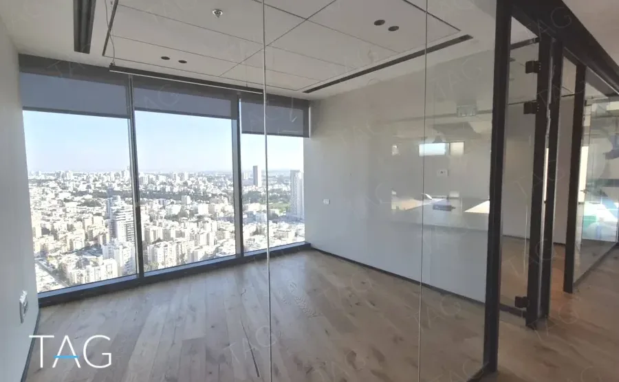 חלל פתוח ריק עם קיר מסך ופרקט במשרד 330 מ״ר במגדל רסיטל