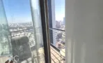 יציאה למרפסת עם מעקה מוטות במשרד 330 מ״ר במגדל רסיטל