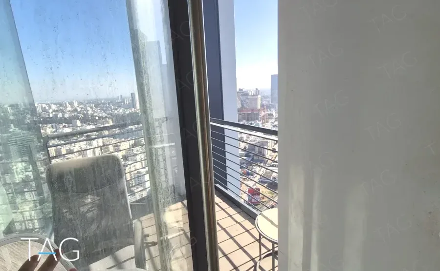 יציאה למרפסת עם מעקה מוטות במשרד 330 מ״ר במגדל רסיטל
