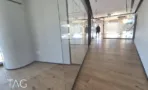 מסדרון עם מחיצות זכוכית ופרקט במשרד 330 מ״ר במגדל רסיטל