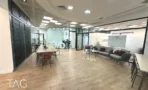משרד להשכרה 450 מ״ר במגדל פלטינום, חלל מרכזי מעוצב עם ספות ופינות ישיבה