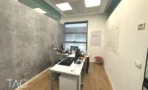 משרד להשכרה 450 מ״ר במגדל פלטינום, חדר עבודה עם שולחנות כתיבה ולוח תכנון על הקיר