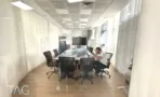 משרד להשכרה 450 מ״ר במגדל פלטינום, חדר ישיבות מרווח עם שולחן ארוך ווילונות בהירים