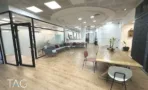 משרד להשכרה 450 מ״ר במגדל פלטינום, אזור כניסה מעוצב עם ספות ושולחן עץ ארוך