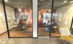 חדרי ישיבות מזוגגים הנושאים שמות ערים, עם קירות ציור צבעוניים