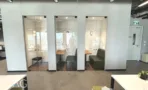 תאי שיחה מזוגגים עם מושבים מרופדים