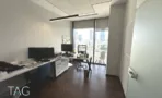 חדר עבודה עם עמדות מחשב ונוף העיר מהחלונות