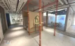 מרחב עבודה משותף עם מחיצות מתכת אדומות במגדל דה וינצי תל אביב