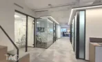 מסדרון קומה עם מחיצות זכוכית מודפסות וחדרי עבודה משני צדיו, במשרד להשכרה 890 מ