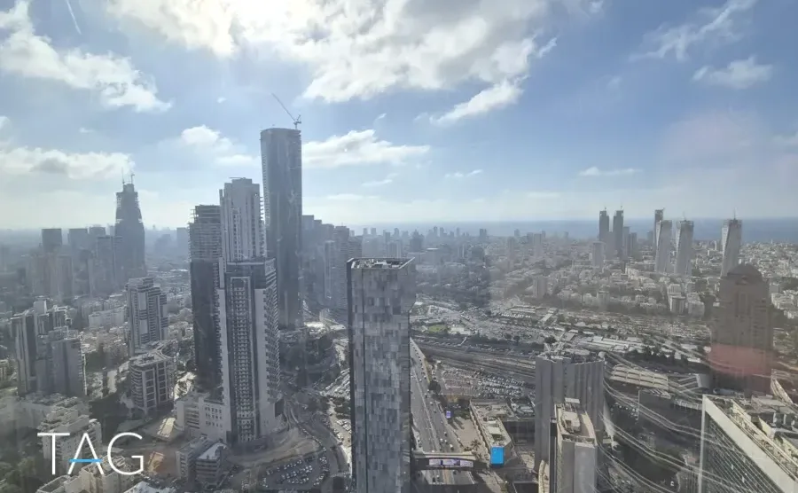 מבט מהחלון על קו הרקיע של גוש דן, ממשרד להשכרה 890 מ