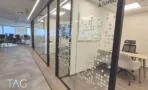 חלל עבודה פתוח מאחורי מחיצות זכוכית מודפסות, במשרד להשכרה 890 מ