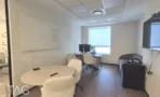 חדר עבודה עם לוח מחיק, שולחן עגול וחלון פינתי, במשרד להשכרה 890 מ