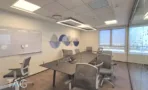 חדר ישיבות עם שולחן ארוך וחלונות לאורך הקיר, במשרד להשכרה 890 מ
