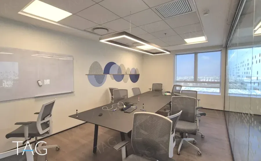 חדר ישיבות עם שולחן ארוך וחלונות לאורך הקיר, במשרד להשכרה 890 מ