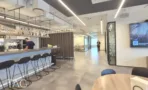 מטבחון קומה עם בר גבוה, שרפרפים ומחיצת עץ אנכית, במשרד להשכרה 890 מ