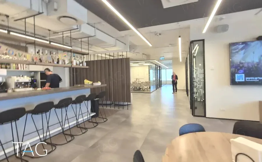 מטבחון קומה עם בר גבוה, שרפרפים ומחיצת עץ אנכית, במשרד להשכרה 890 מ