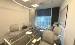 חדר ישיבות עם שולחן זכוכית ותאורת טבעת במשרד 168 מ״ר במגדל אקרו
