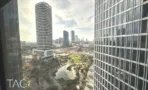 נוף מהחלון אל מגדל עגול ופארק עירוני ממשרד 168 מ״ר במגדל אקרו