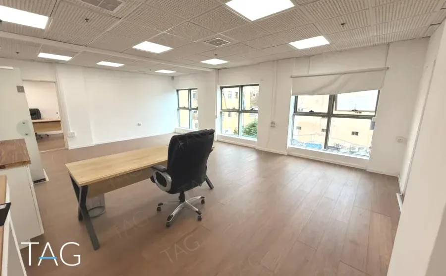 חלל עבודה פתוח במשרד להשכרה 120 מ