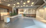 אי מטבח עם אדנית וקיר לבני זכוכית דקורטיבי במשרד במגדל אייקון