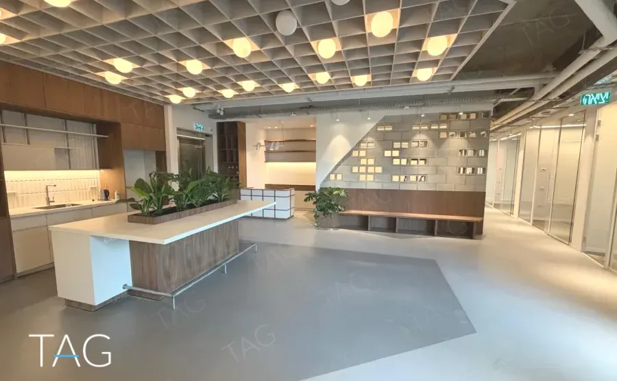 אי מטבח עם אדנית וקיר לבני זכוכית דקורטיבי במשרד במגדל אייקון