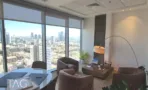 פינת ישיבה עם נוף פנורמי במגדל רוטשילד 22