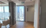 מבואת משרד עם חלונות נוף במגדל רוטשילד 22