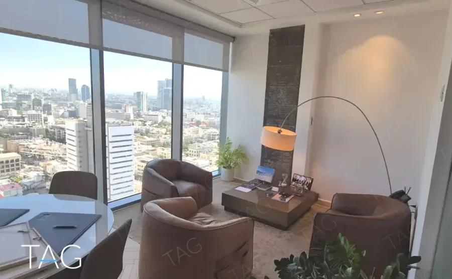 פינת המתנה מול חלונות נוף במגדל רוטשילד 22