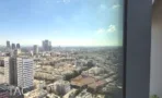 נוף פנורמי על גגות תל אביב מחלון פינתי במגדל רוטשילד 22